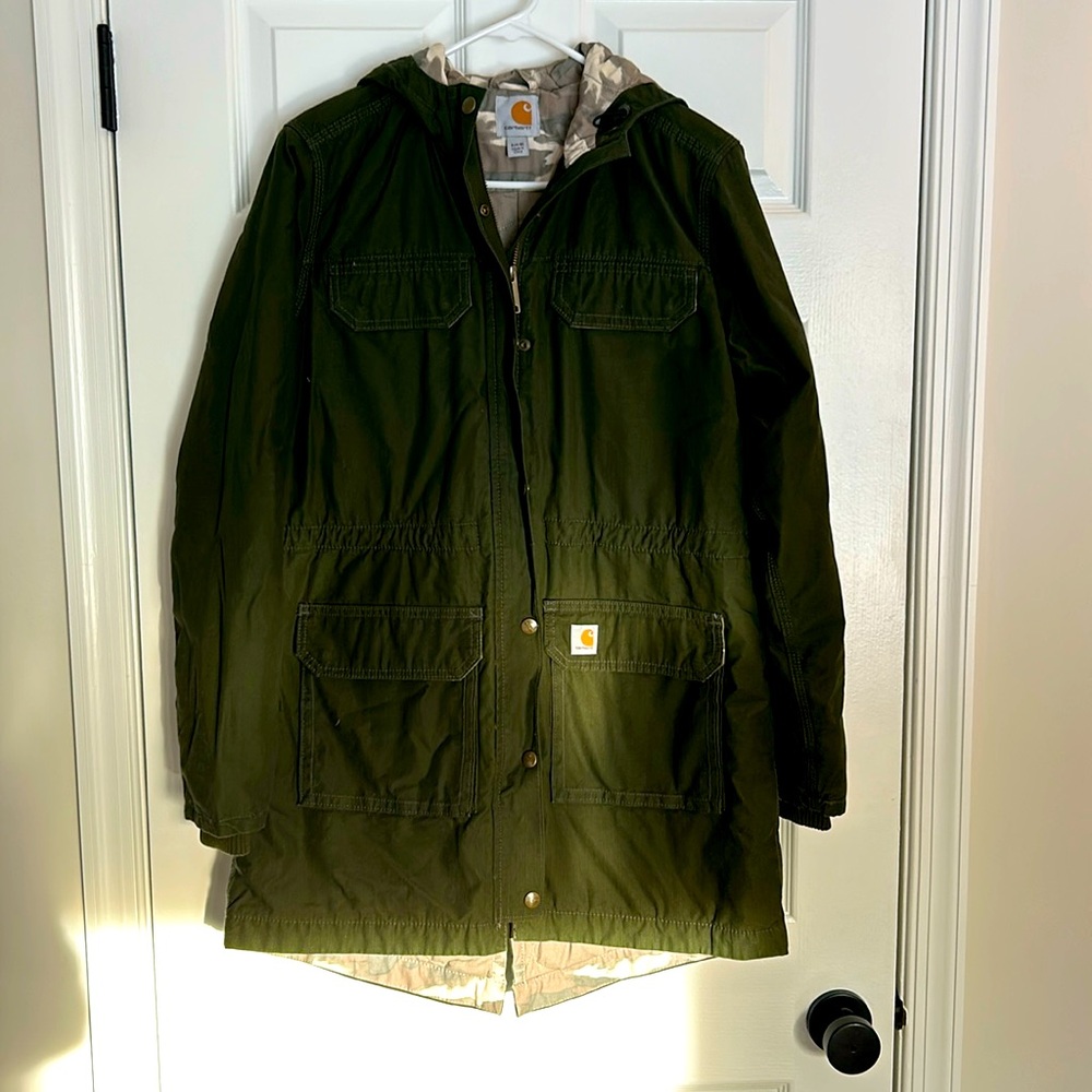 Carhartt jacket with 8 functioning pocket and cinched waist